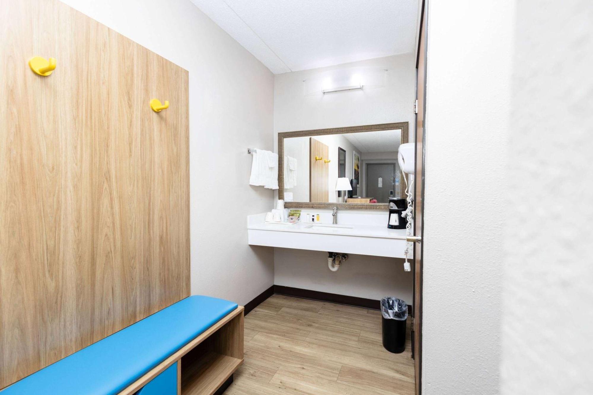 Days Inn By Wyndham Dayton Huber Heights Northeast Bagian luar foto
