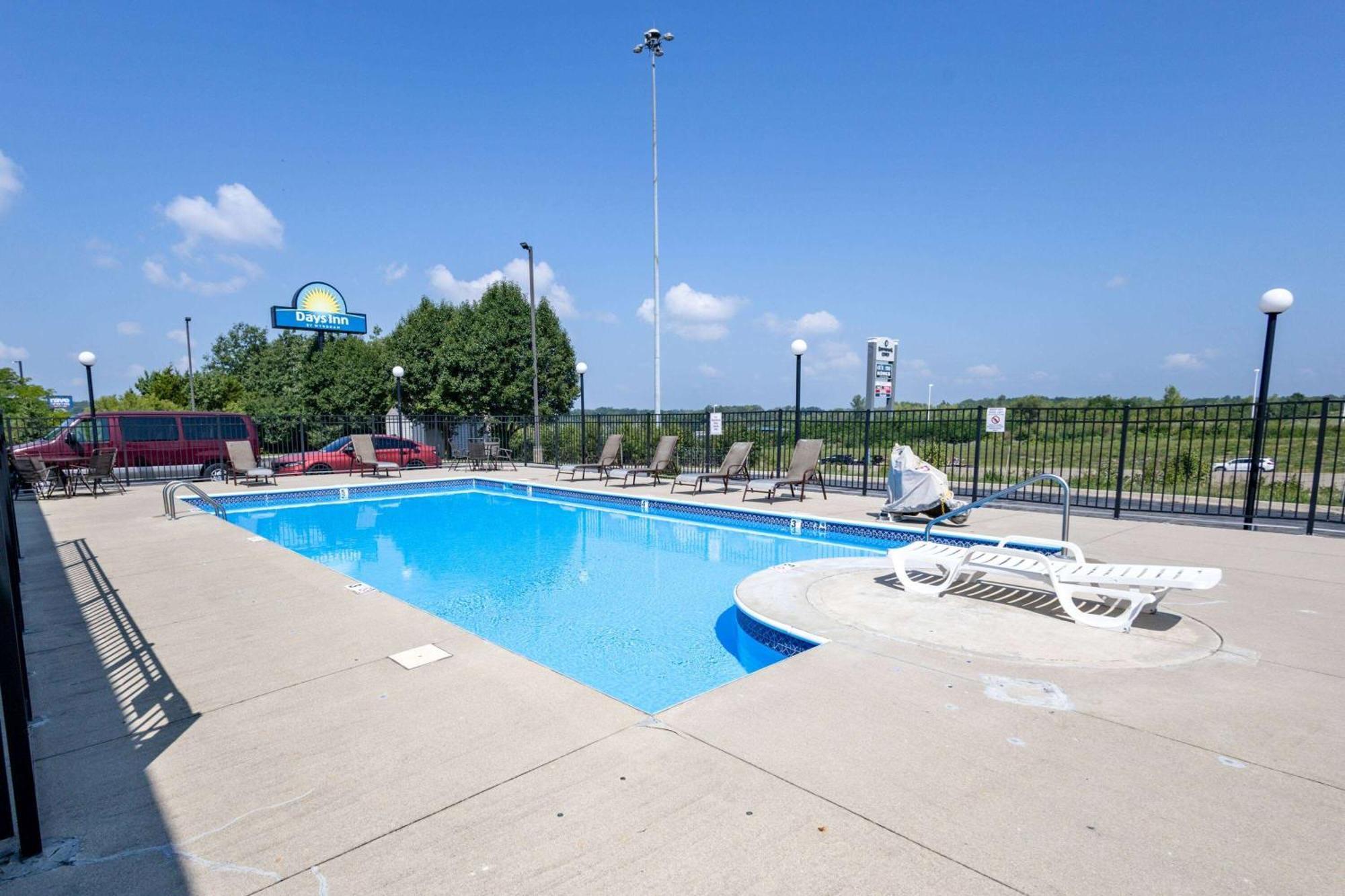 Days Inn By Wyndham Dayton Huber Heights Northeast Bagian luar foto